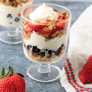 STRAWBERRY PARFAIT BOWL (Granola or coconut)