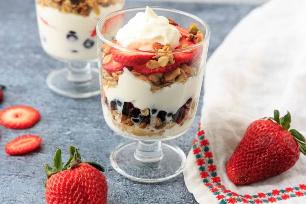 STRAWBERRY PARFAIT BOWL (Granola or coconut)
