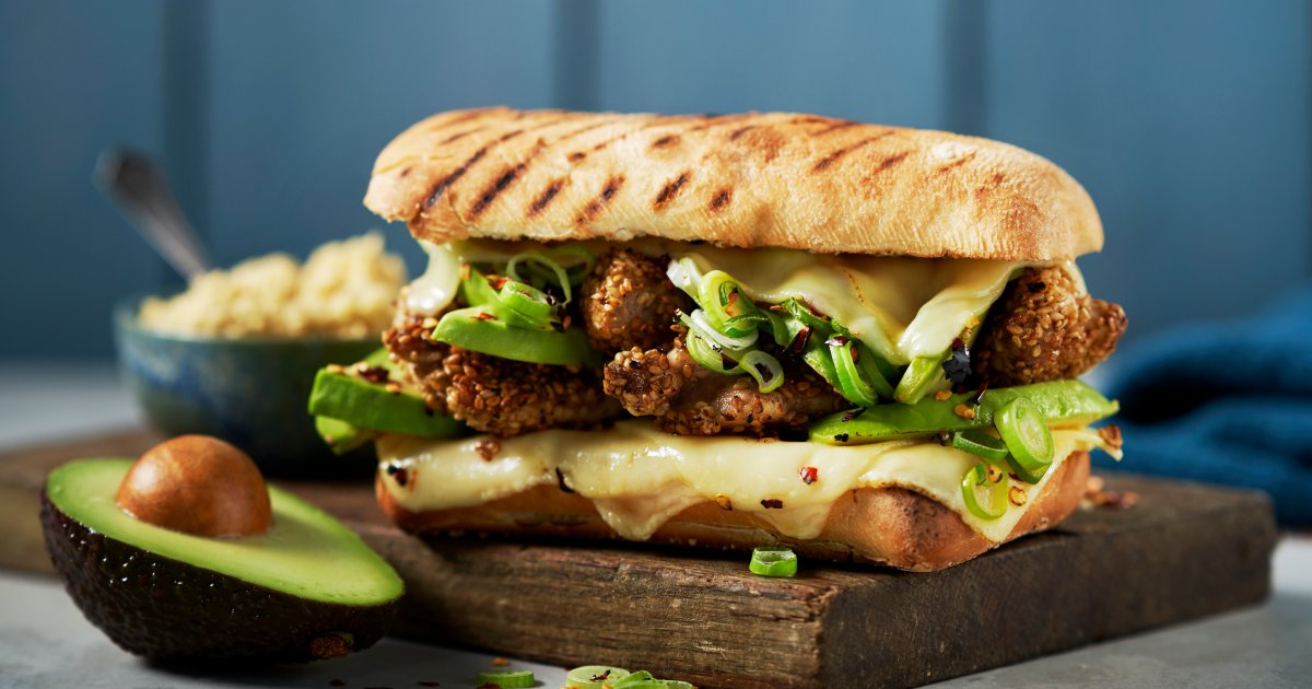 AVOCADO AND CHICKEN SANDWICH